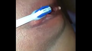 Diana se masturba con cepillo dental y me manda video