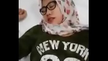 Jilbab cantik nyepong di hotel sama selingkuhan